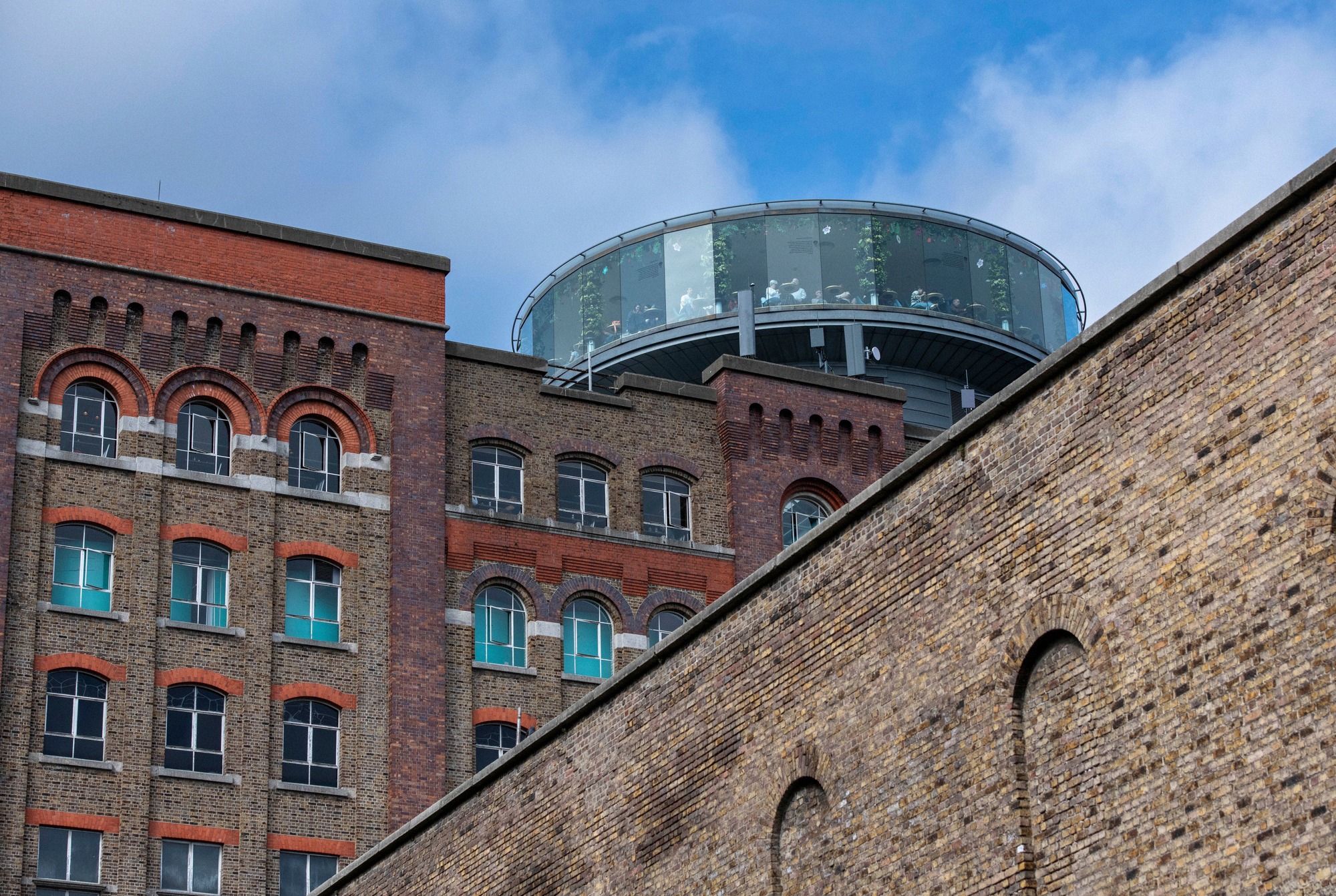 Das Guinness Storehouse mit modernem Rundturm und Gravity Bar Aussichtspunkt über Dublin.