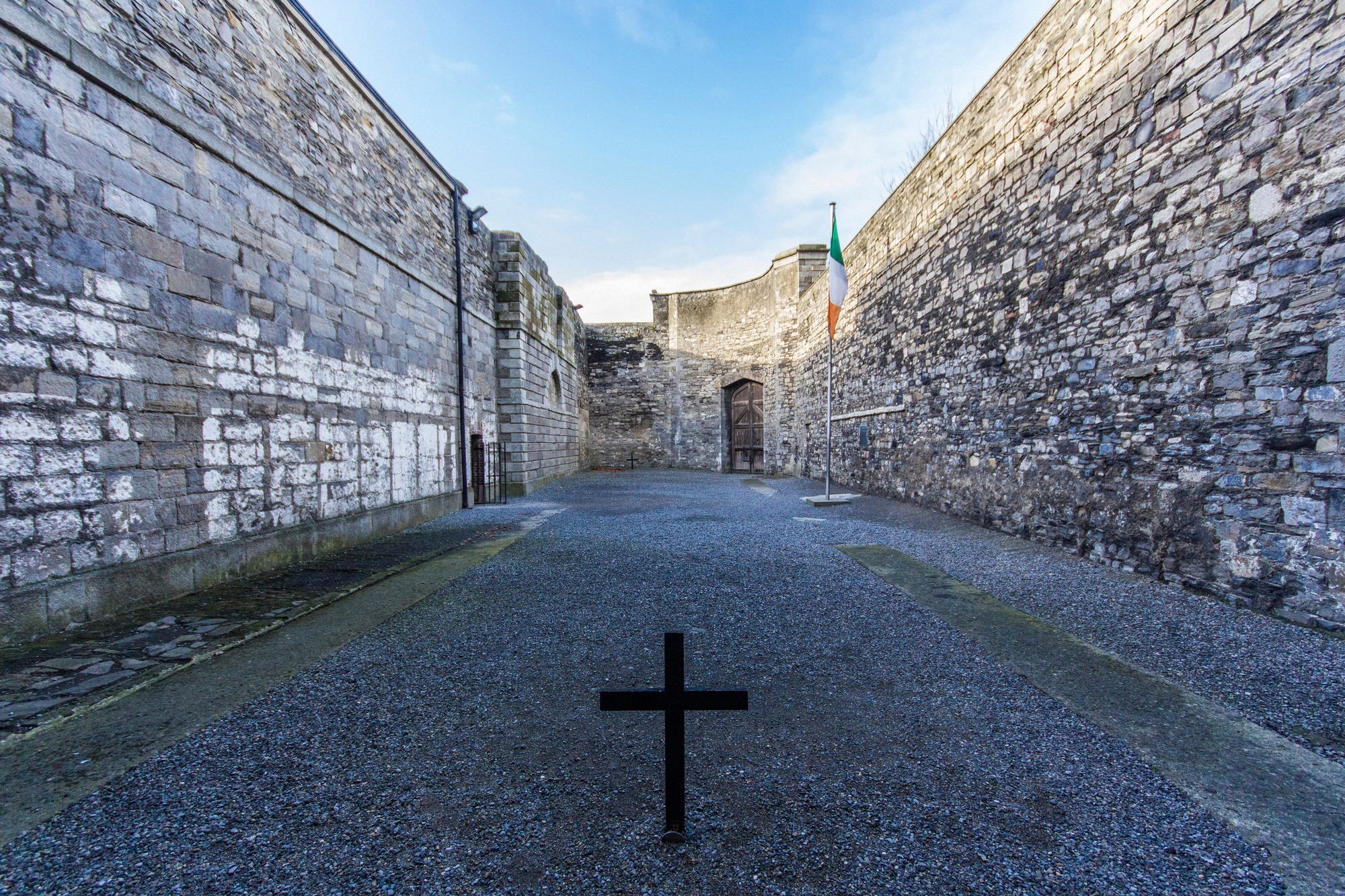 Zirkuläres Atrium des Kilmainham Gaol mit geschwungenen Galerien und Eisengeländern, charakteristisches Gefängnismuseum.