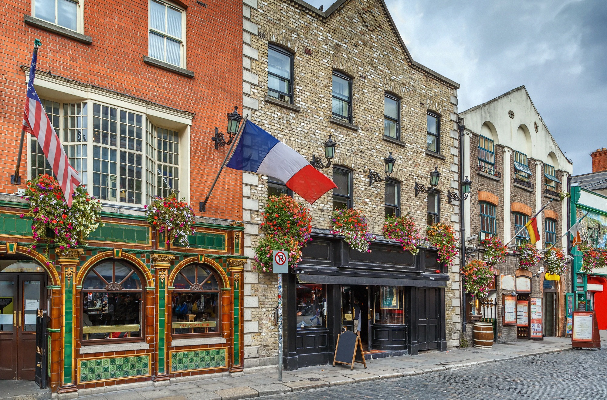 Temple Bar Viertel mit bunten historischen Fassaden, Pubs und blühenden Fassadenelementen.