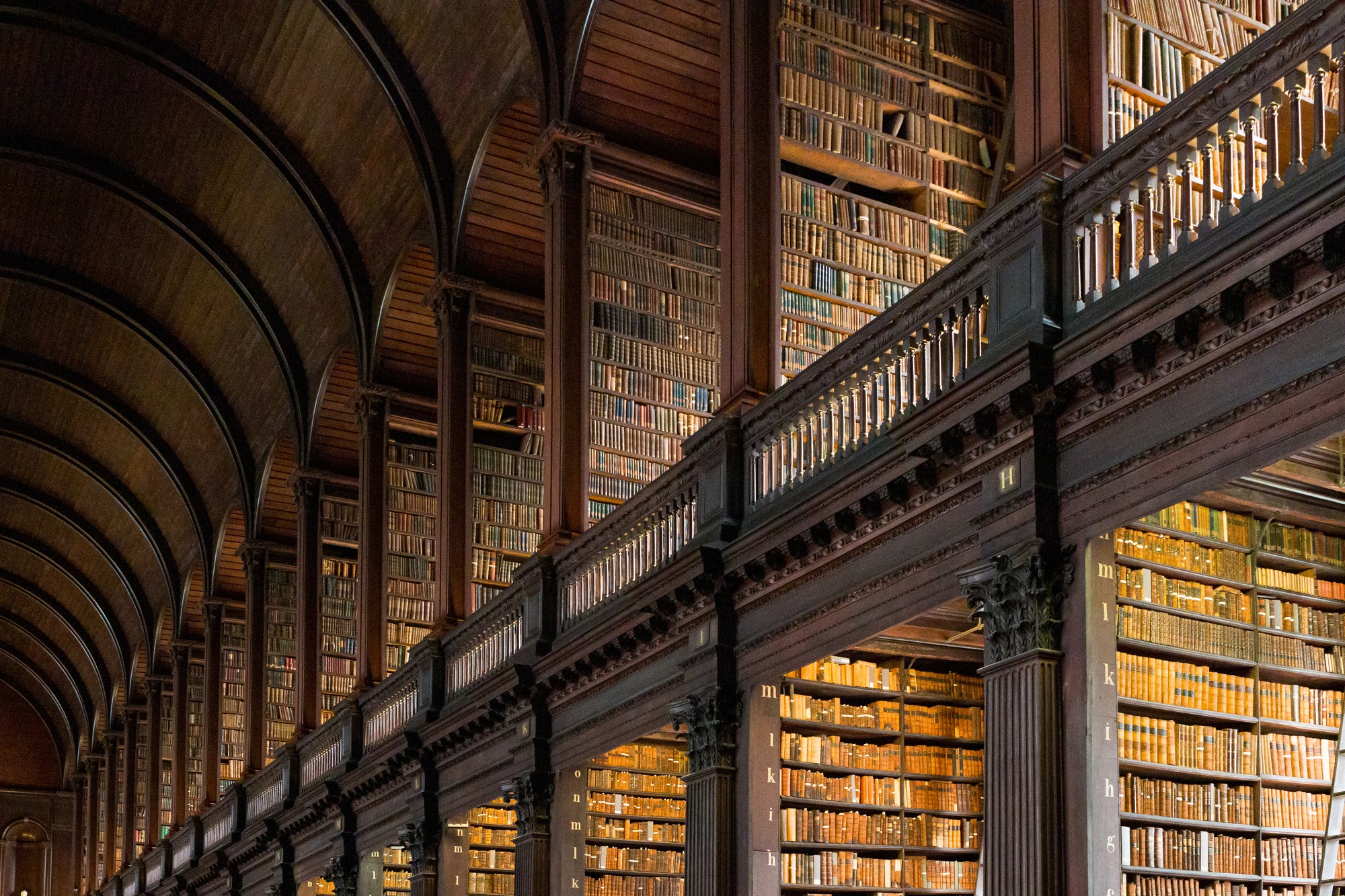 Antike Bücher und Regale in Dubins berühmter Old Library, spiegelt das literarische Erbe und die akademische Sammlung von Trinity College wider.